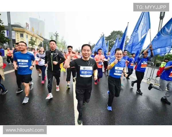 重庆城市马拉松点评：攀岩队展现力量与毅力的精彩表现